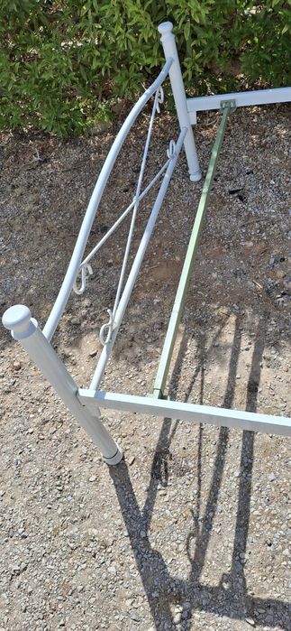 Cama de ferro em muito bom estado...