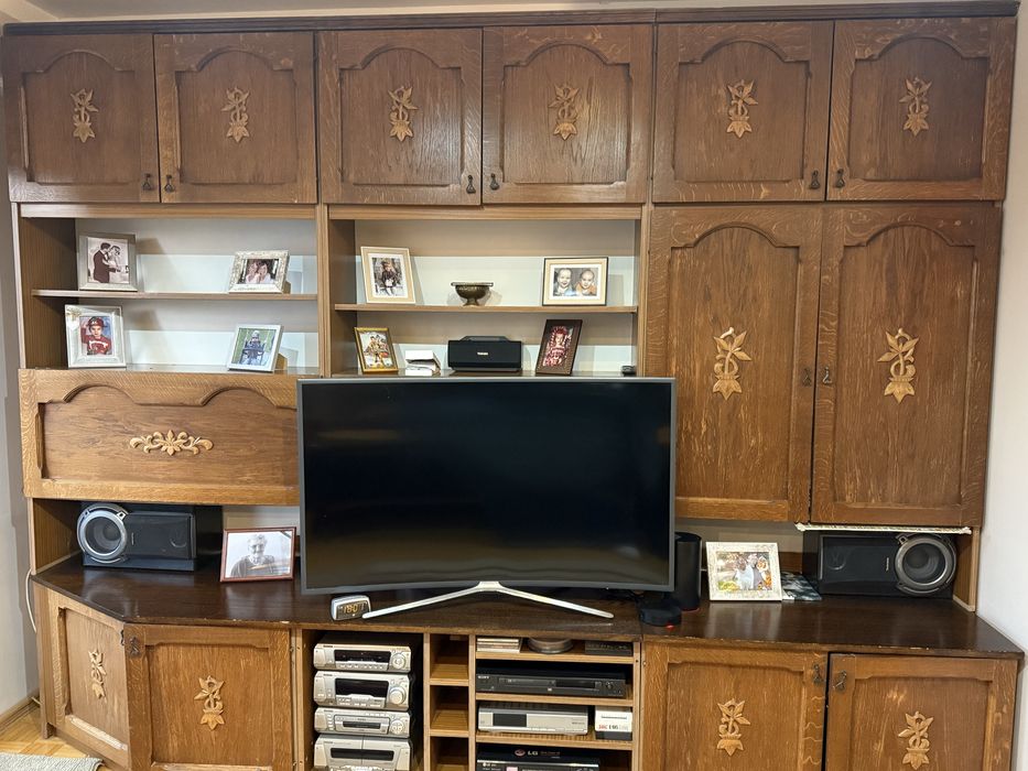 Meble z debowymi frontami