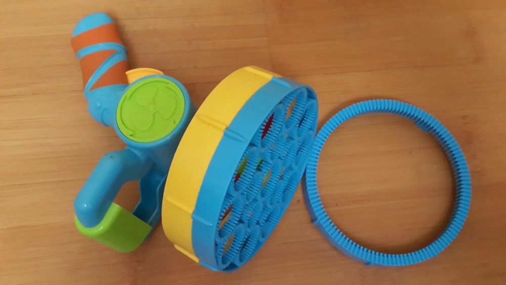 Різноманітні дитячі забавки