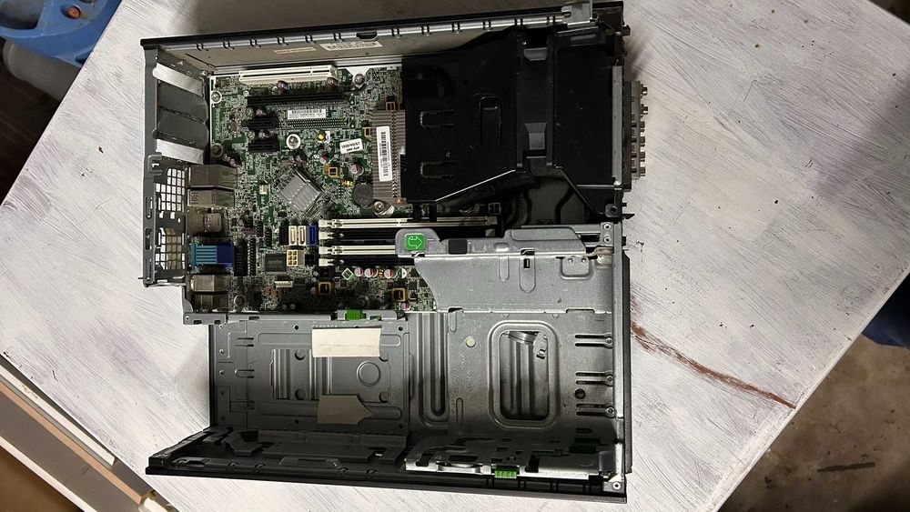 Vários Computadores Fixos para Peças ou Reparação