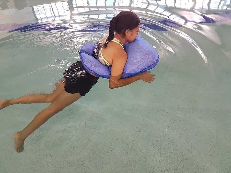 Rehabilitacja w wodzie, koło do pływania, aby nie zamaczać twarzy