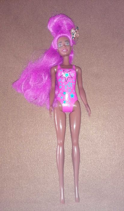Lalka Barbie murzynka z różowymi włosami.