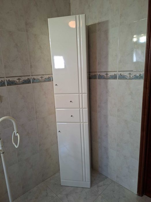 Acessórios de casa de banho de qualidade - Armário, porta toalhas e porta papel higiénico