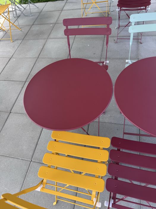 Ogródek letni krzesła ogrodowe metalowe krzesło stolik stół kawiarnia