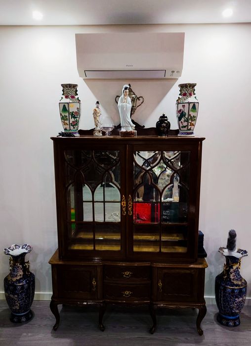 Cristaleira QUEEN ANNE, Vidro Biselado, 2 Espelhos. 120x43x165cm.