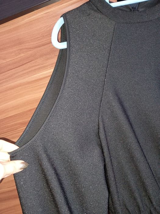 Piękna czarna blyszczaca sukienka