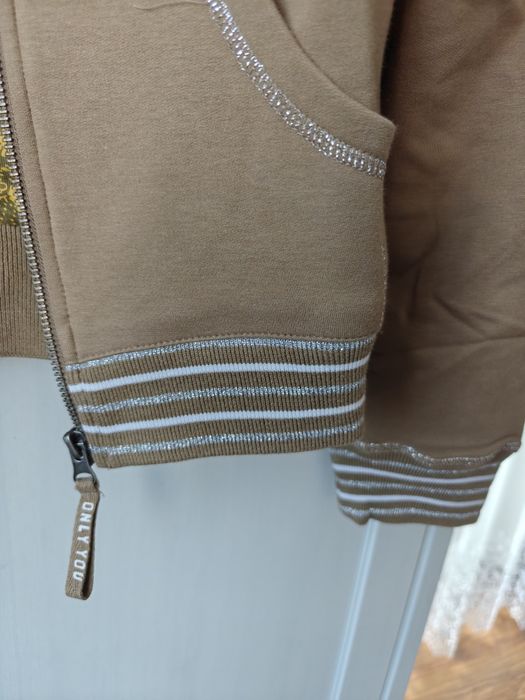 Beżowa bluza z kwiatową podszewką L