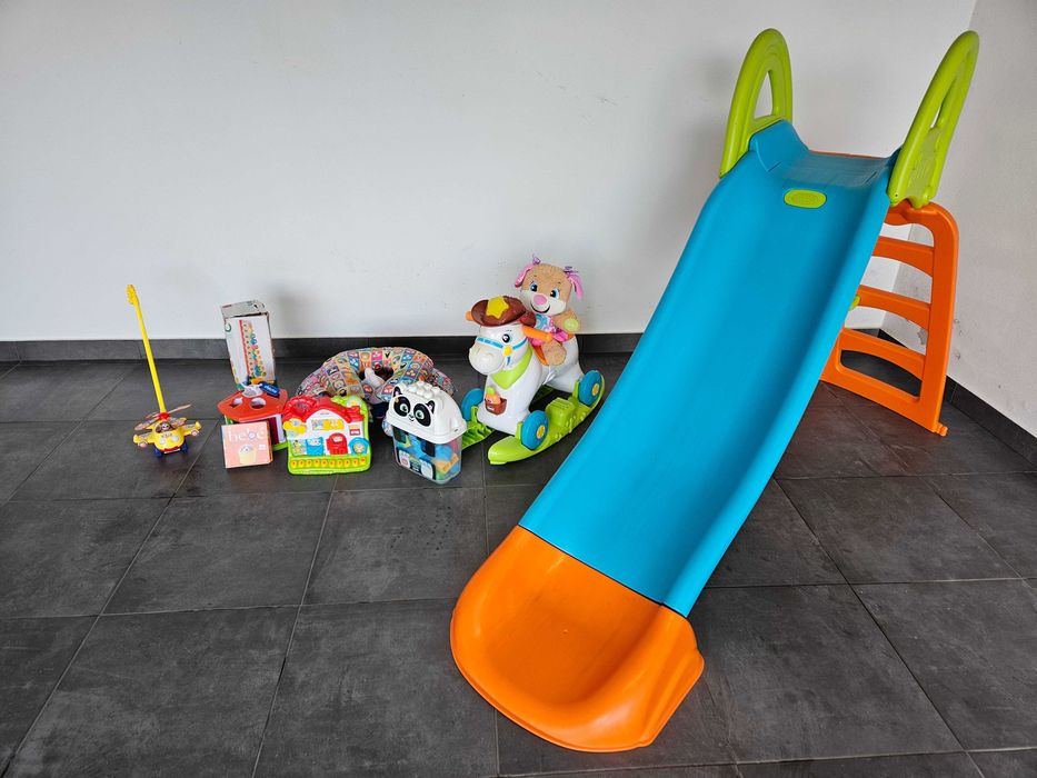 Oportunidade - Escorrega de Criança + Pack Brinquedos