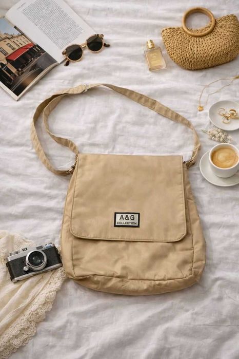 Beżowa torebka crossbody listonoszka A&G | minimalistyczna