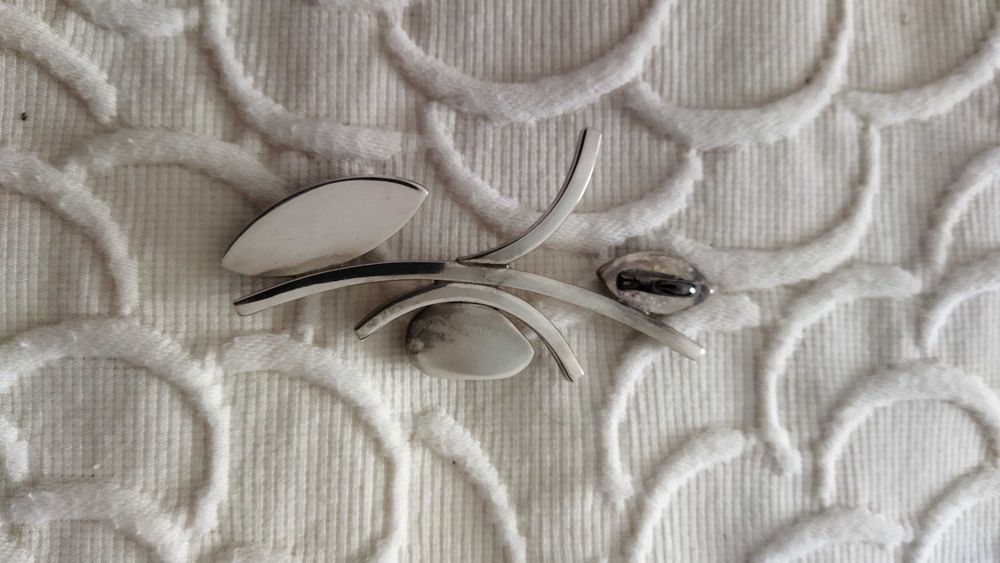 Pendente em prata, onix e madrepérola