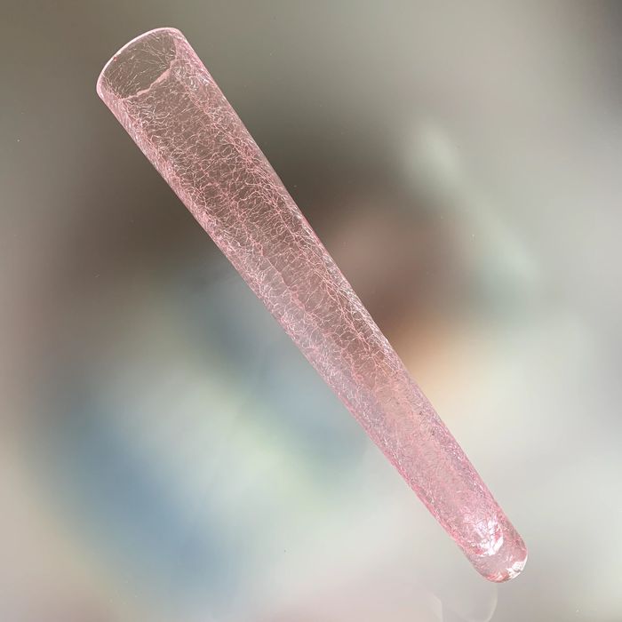 Vaso de vidro decorativo e trabalhado, cor-de-rosa (cónico).