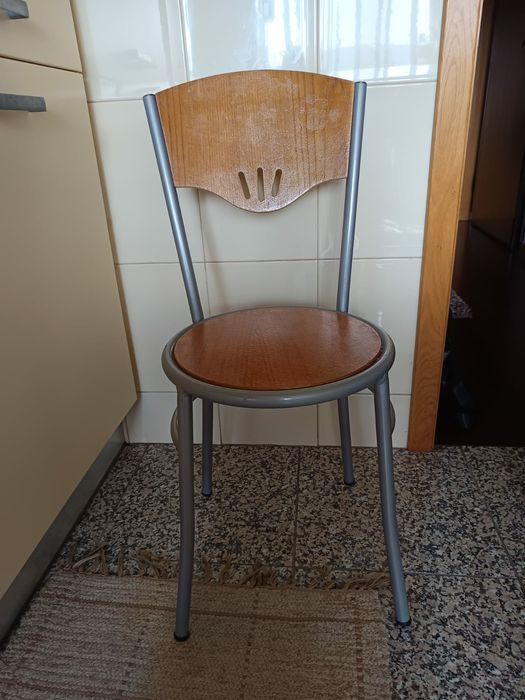 Mesa de cozinha em madeira