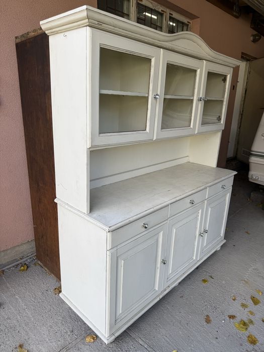 Kredens w stylu prowansalskim malowany na biało