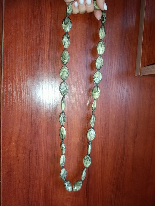 Wyjątkowy naszyjnik z dużych kamieni – naturalny styl i elegancja