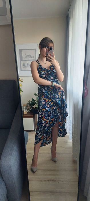 Granatowa sukienka midi w kwiaty Atmosphere falbanka dekolt V wiązanie