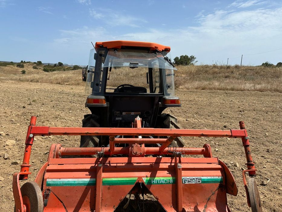 Trator Hitachi 24cv