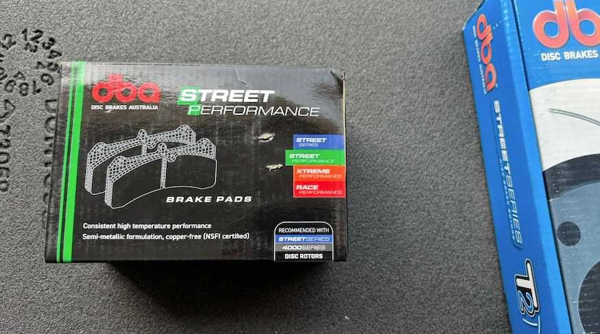 Kit Travoes DBA raseiro-Discos ranhurados + pastilhas DBA2813S-1865SPT