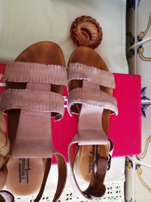 Sandálias Tapadas 37 em pele, pouco uso, ótimo estado!