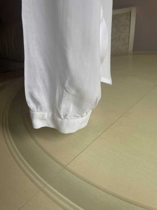 Продається білого кольору батістова блуза