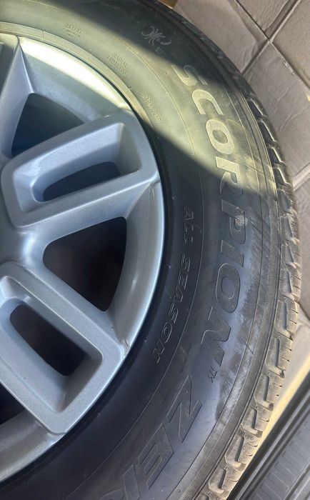 Jantes originais Land Rover Defender 19 com pneus Pirelli