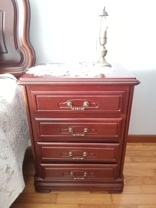 Mobilia em madeira maciça mogno sapel