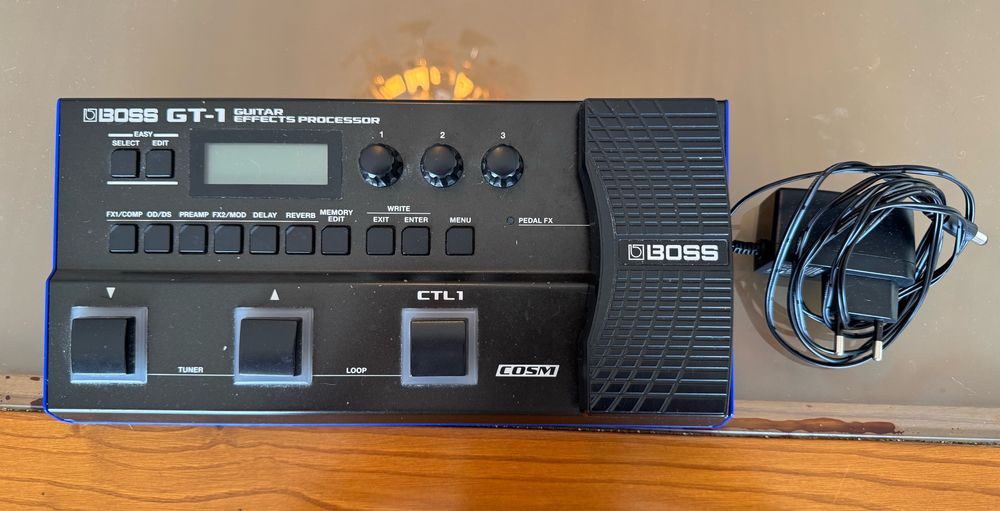 Pedaleira Boss GT-1 (com adaptador 9v)