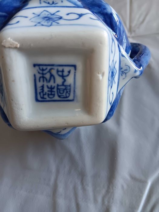 Bule em porcelana chinesa dos anos 60, feito à mão