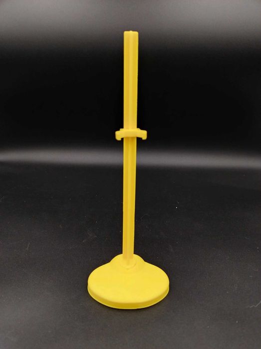 Stojak żółty dla lalek monster high