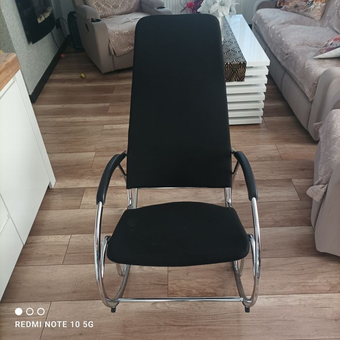 Czarny wypoczynkowy fotel bujany