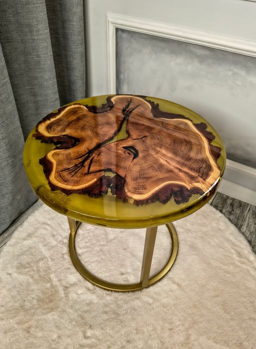 Blat stołu z żywicy epoksydowej i akacji