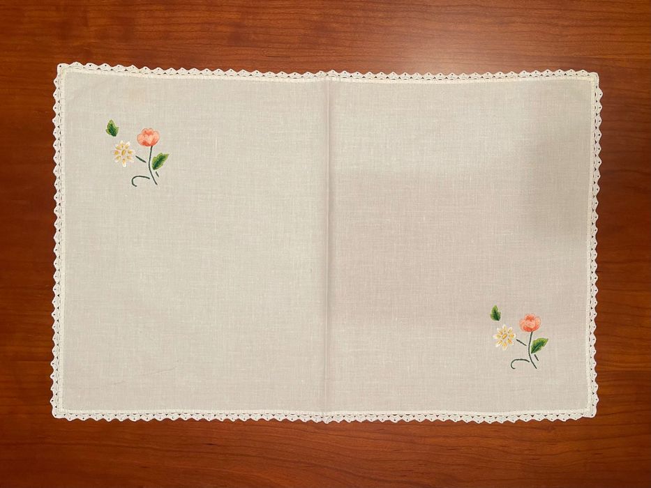 Individual em meio linho com bordado à mão