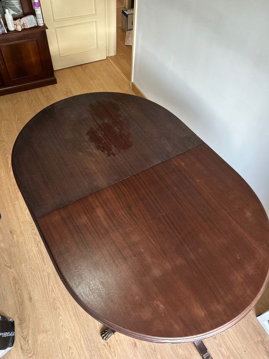 Mesa de jantar estilo inglês com pés trabalhados