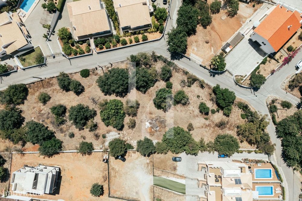 Terreno com Projeto Aprovado para 3 Moradias T3 - Loulé