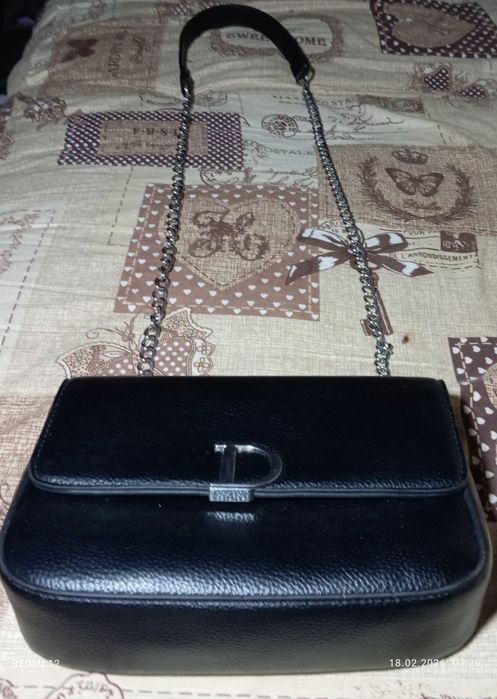 Шкіряна чорна сумка з металевим ланцюжком