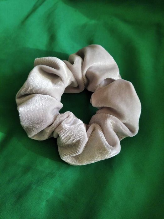 Резинка бархатная на волосы платинового цвета серебристо серая