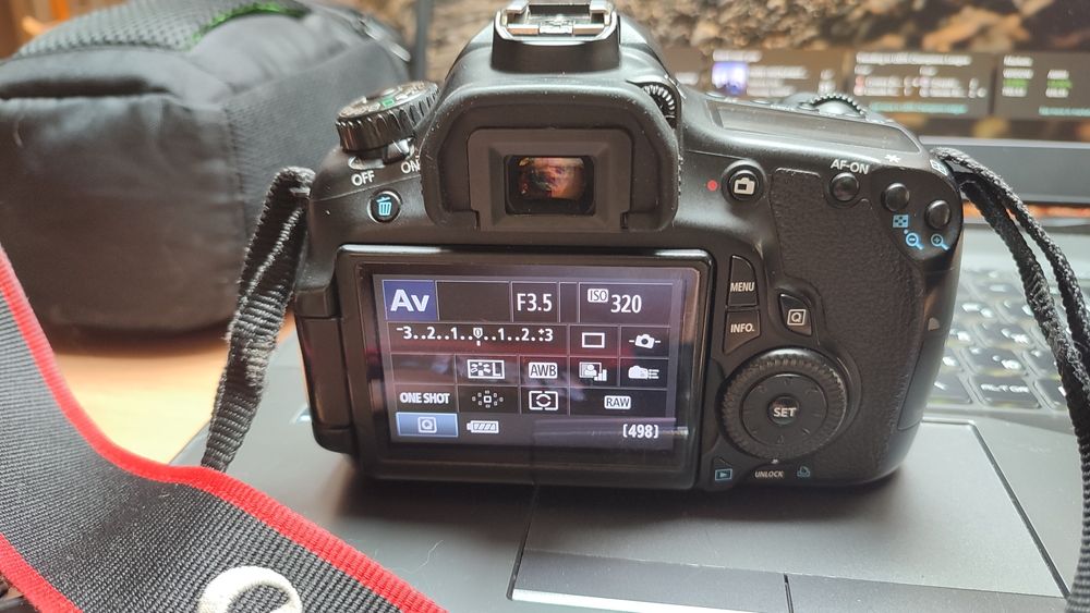 canon 60d с картой памяти, аккумулятором и зарядкой.