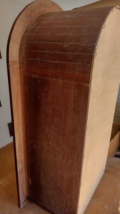 Oratório oval  em madeira de mogno, novo nunca usado