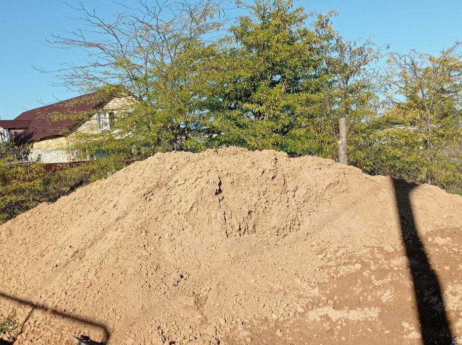 Глина звичайна для будівництва чи рівняння ландшафту