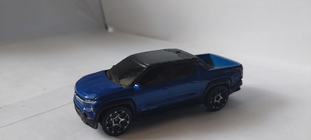 Hot Wheels Silverado EV RST — Оригінал (Електропікап)