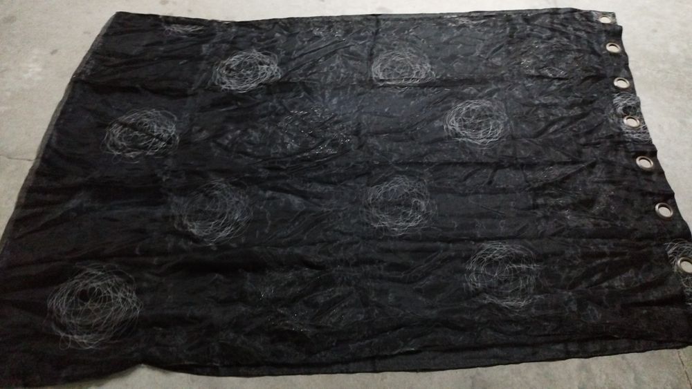Cortinas pretas, cada par €5