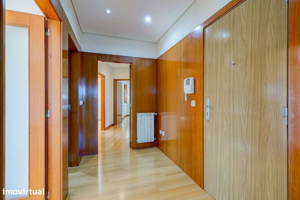 Apartamento T2 Moderno Excelente Estado - Cozinha Equipada / Varanda