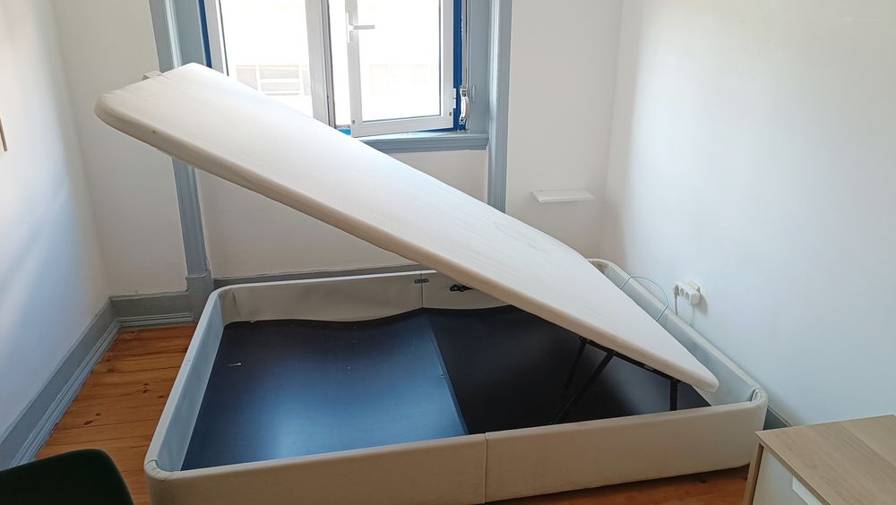 Cama de casal com arrumação