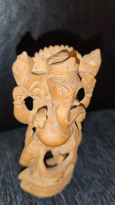 Estátua hindu Lord Ganesh em Sândalo