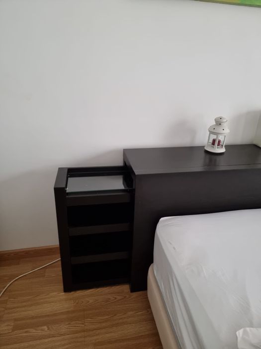 Cabeceira de cama com mesas embutidas IKEA