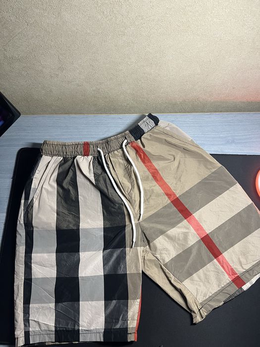 Шорти Burberry.