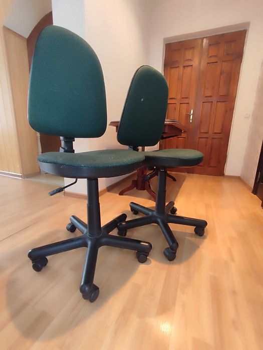 Два крісла крутяться