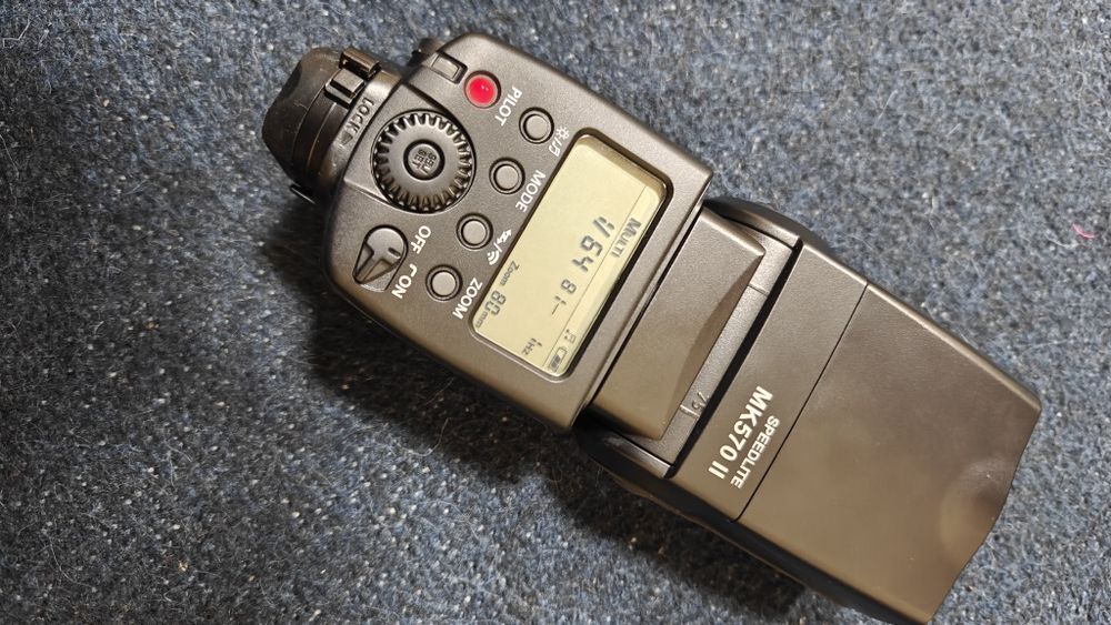 Продам фотоспалах Meike MK570 II