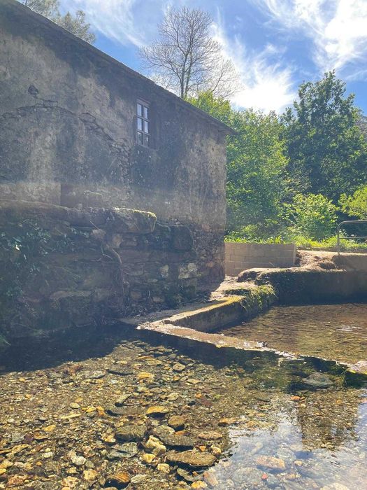 Azenha histórica com charme rústico, inserida em cenário natural único