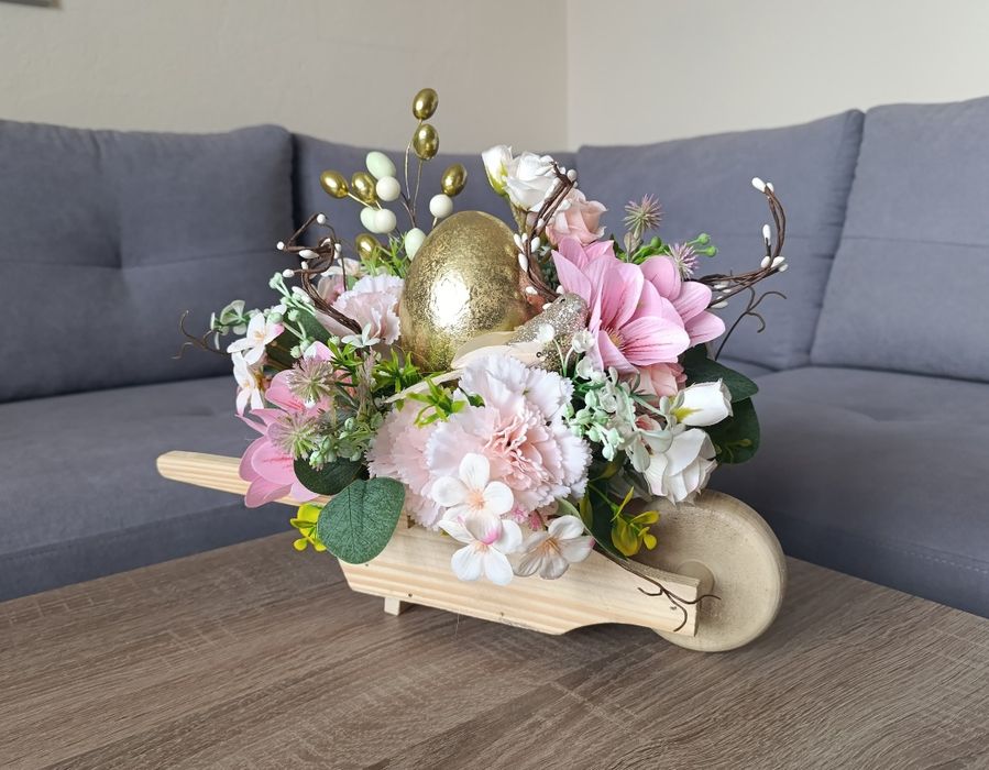 Stroik wielkanocny ze złotym jajem. Taczki. Dekoracja na Wielkanoc