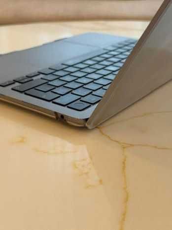 MacBook Air Apple M2 com capa transparente